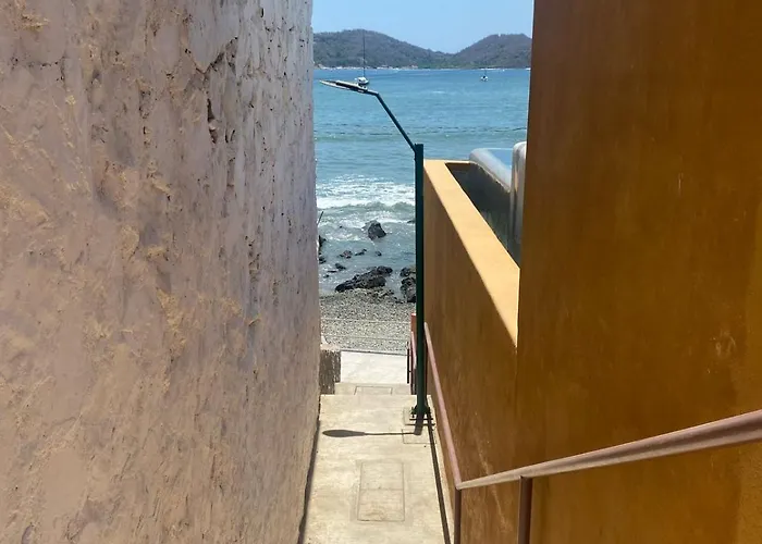 Hotel Rincon Madera Zihuatanejo